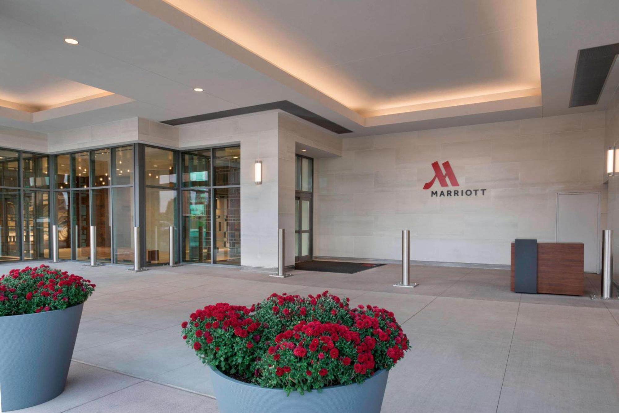 Buffalo Marriott At Lecom Harborcenter Exterior photo
